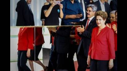 Vestida con chaqueta roja, el color del PT, Dilma envió un mensaje de lucha a quienes le dieron fuerza y cariño
