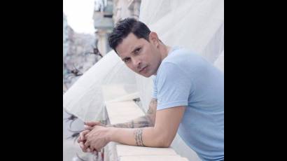 Leoni Torres. Vocalista, compositor, humorista y bailarín. Este cantante camagüeyano está catalogado como una de las figuras más importantes dentro de la música cubana
