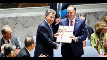 El Presidente de Colombia, Juan Manuel Santos, entregó a la ONU una carpeta con los detalles del acuerdo de paz que logró su país con la guerrilla de las Farc