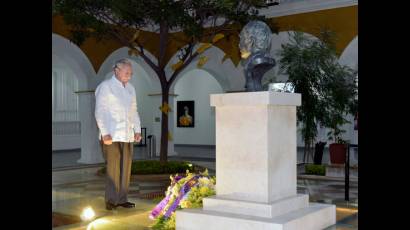 Ofrenda floral de Raúl dedicada al Gabo