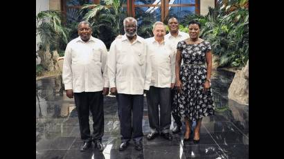 Raúl Castro Ruz, recibió este jueves al compañero Sam Nujoma, Presidente Fundador de la República de Namibia