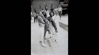 De izquierda a derecha, los atletas Nancy Uranga, Marlene Font, el entrenador Santiago Hayes, Margarita Rodríguez y Marlene Infante