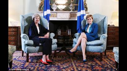 Nicola Sturgeon (a la derecha) y Theresa May