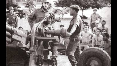 Fidel conversa con combatientes durante la Crisis de Octubre.