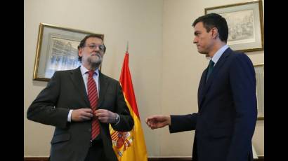 La previsible victoria de Rajoy (a la izquierda) conllevó cierto con el PSOE, que antes tuvo que noquear a su exlíder Pedro Sánchez