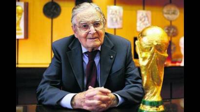 Silvio Gazzaniga posa con el trofeo de la Copa del Mundo.