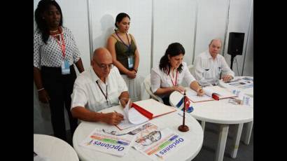 El Ministro del Comercio Exterior y la Inversión Extranjera, Rodrigo Malmierca, junto a Roberto Verrier y Yailín Orta, directores de ProCuba y la Editora Juventud Rebelde respectivamente