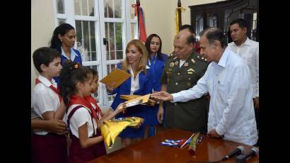 Instante en que los pioneros visitan la sede diplomática de Venezuela y comparten con Alí Rodríguez Arnque, su embajador y otros representantes