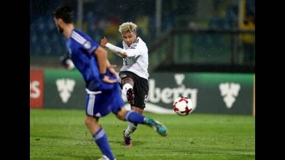 Gnabry bailó con la defensa de San Marino. 