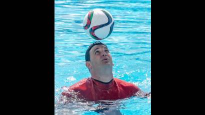 El cubano Johen Lefont implantó récord mundial en dominio del balón, dentro de una piscina