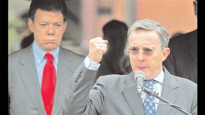 Uribe, al micrófono, ha pretendido usurpar en el proceso el protagonismo del presidente Santos. 