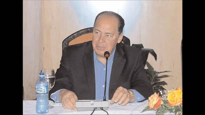 Earl Ray Tomblin, durante la conferencia de prensa.