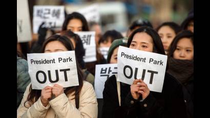 Examinan en Corea del Sur destituir a la presidenta