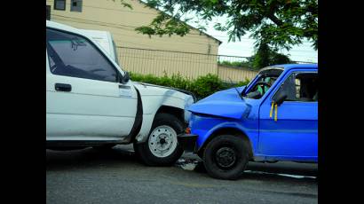 El exceso de velocidad, el adelantamiento indebido, el irrespeto al derecho de vía y la ingestión de bebidas alcohólicas figuran entre las causas más frecuentes de los accidentes