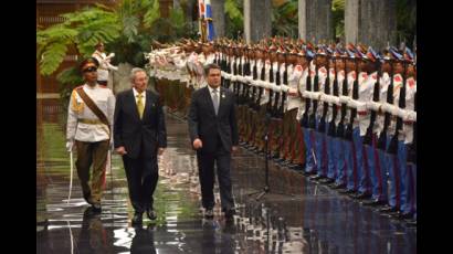 El Presidente cubano Raúl Castro le dio la bienvenida a Hernández Alvarado en el Palacio de la Revolución y juntos pasaron revista a la Guardia de Honor