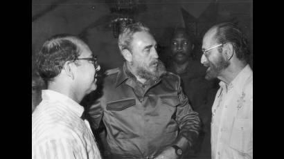 El líder de la Revolución intercambiando con Miguel Barnet (izquierda) y Harold Gramatge.