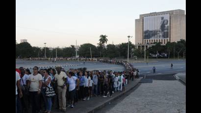 Capitalinos honran a Fidel