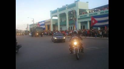 Con banderas cubanas, carteles y consignas los camagüeyanos despidieron la caravana que traslada las cenizas de Fidel