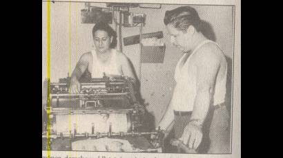 El Patato, a la izquierda, imprimiendo en la máquina Pequeña Gigante, nombre con el que también calificó el alegato de autodefensa de Fidel