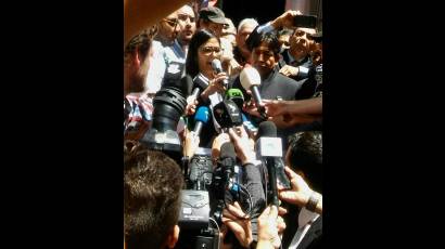 La ministra venezolana del Exterior Delcy Rodríguez denuncia el hecho ante la prensa