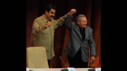 El presidente de los consejos de Estado y de Ministros de la República de Cuba, Raúl Castro Ruz, y el presidente venezolano Nicolás Maduro Moros, encabezan el acto de solidaridad de Cuba con la República Bolivariana de Venezuela