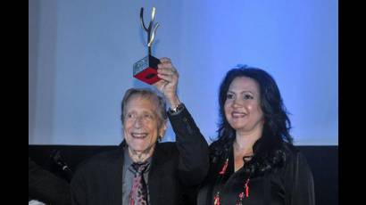 Pineda Barnet recibe Premio de Honor