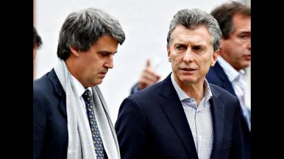 Prat-Gay (izquierda) y Mauricio Macri
