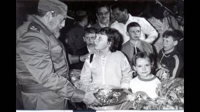 Fidel con los niños de Chernobil.