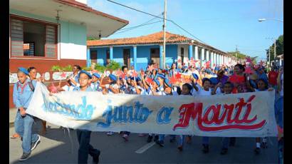 Pioneros en Isla de la Juventud honraron a Martí y a Fidel.