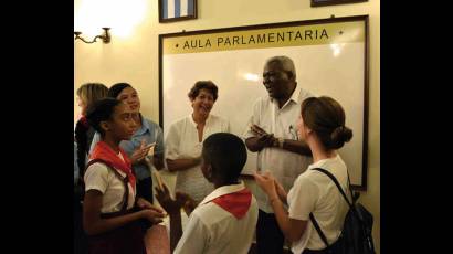 Lazo intercambió de modo ameno con los estudiantes
