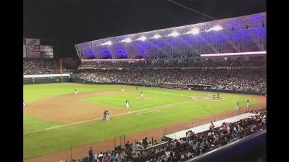 Los aficionados recibieron con alegría el triunfo anoche de las Águilas de Mexicali