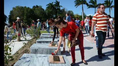 En nombre de Cuba, jóvenes espirituanos también rindieron tributo a otros héroes de la Patria. 