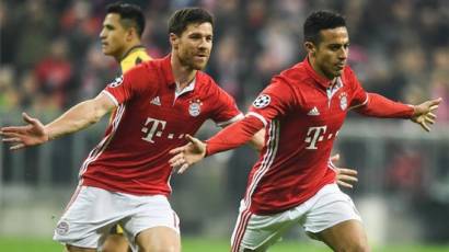 Thiago Alcántara (derecha) celebra uno de sus goles