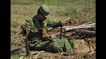 Antes de cada práctica de tiro el infante debe revisar y preparar su armamento