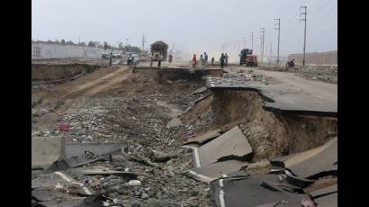 Carretera destruida tras las inundaciones en la ciudad de Trujillo