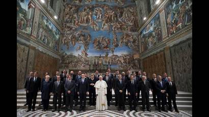 El Papa Francisco con los líderes europeos, en la Capilla Sixtina. 