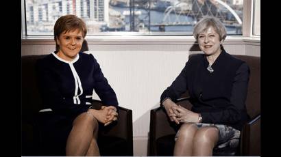 Nicola Sturgeon y Theresa May