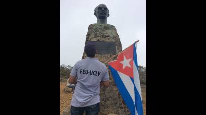 Jóvenes ascienden al Pico Turquino