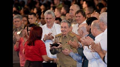 Acto central por aniversarios de la UJC y la OPJM