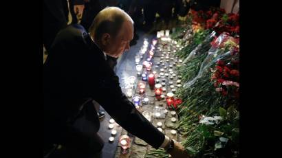 Vladimir Putin homenajea a las víctimas. 