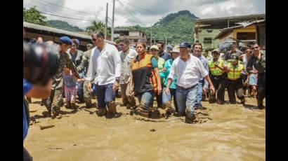 El presidente Rafael Correa en zonas afectadas por las lluvias