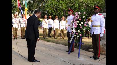 Clément Mouamba deposita ofrenda floral en el Parque los Proceres