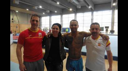 Benjamín Bango, Rayderley Zapata y Fernando Síscar, junto a la autora