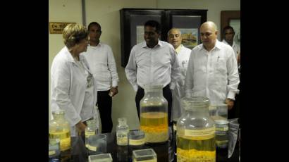 El Presidente de Seychelles (al centro) visitó el Instituto de Medicina Tropical Pedro Kourí.