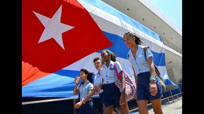 Nuestra bandera acompaña un montón de sueños, esperanzas, los años de lucha y el amor que sentimos por Cuba
