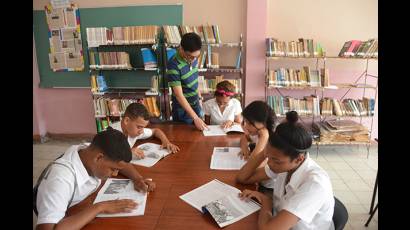 «Busco materiales que tengan que ver con los oficios en los cuales se están formando», destaca Marcos Sotolongo Ortega, el bibliotecario de la escuela