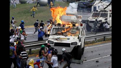 Manifestantes violentos queman carro policial en caracas