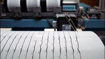 Instrumento para registrar la intensidad, duración y otras características de los temblores de tierra durante un terremoto