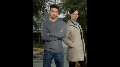 Los afamados actores Ryan Phillippie y Juliette Lewis interpretan a Ben Crawford y a la detective Andrea Cornell, respectivamente