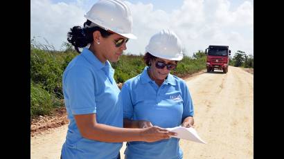 Las ingenieras Giselle Mederos y Caridad Sanchidrian, dos de las compañeras involucradas en la obra.